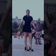 Девушки Танцуют Парни Отдыхают