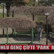 Gülhane Parkında Türbanli Türk Kizi Parkta Sevi Şi Yor