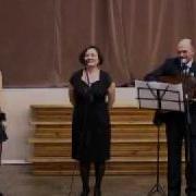 Девушка С Острова Пасхи На Гитаре