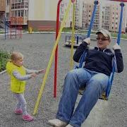 Лева Тестирует Детскую Площадку