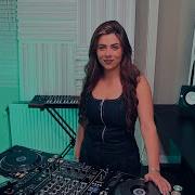 Laura Van Dam Capture Radio 009