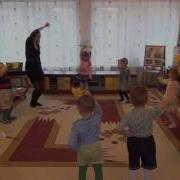 Мы Цветочки В Руки Взяли И По Залу Зашагали