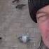 Дима кормит голубей философ из трущоб