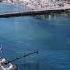 Море волны и затонувший корабль на пляже