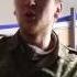 Солдат поет христианскую песню под гитару