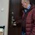 Как жена встречает мужа во время коронавируса
