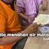 Anak Ini Beri Makanan Untuk Ayahnya Di Tahanan