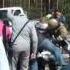 Пассажир автобуса стоял с капельницей над разбитым авто