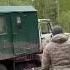 в Югре после дождя размыло дорогу автобус застрял и и людям пришлось идти 7 км пешком