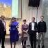 Родители поздравляют на свадьбе дочь